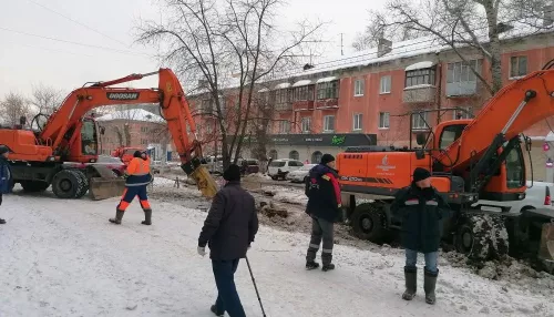 Часть подтопленной улицы в Барнауле перекрыли для устранения коммунальной аварии