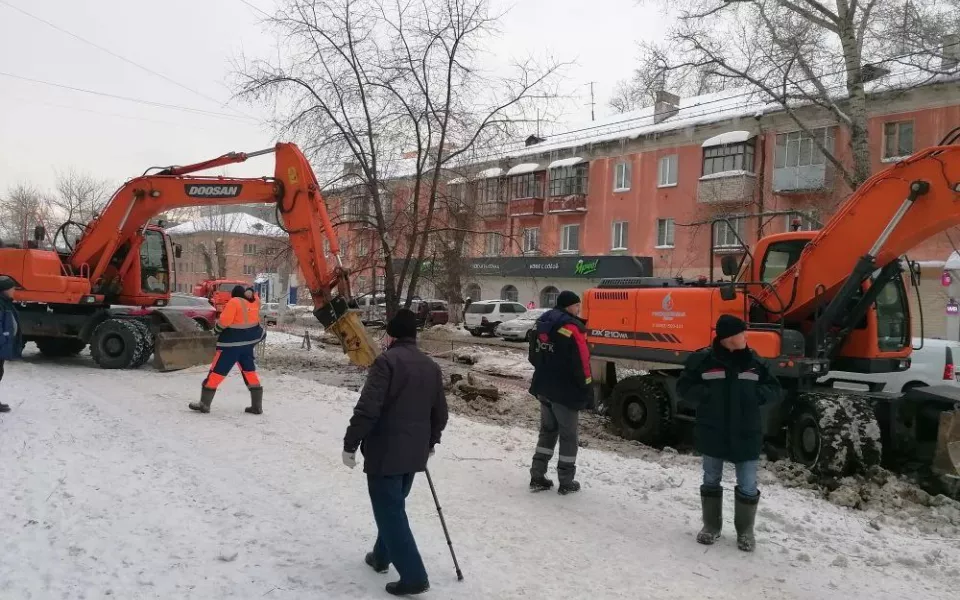 Часть подтопленной улицы в Барнауле перекрыли для устранения коммунальной аварии