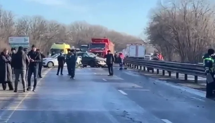 Четыре человека погибли в массовой аварии на трассе в Ростовской области