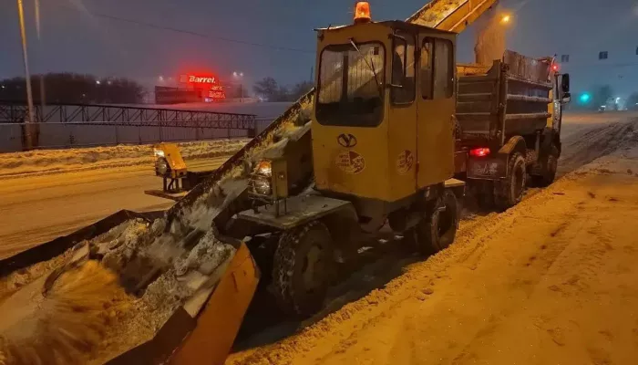 Борьба со снегом продолжается: десятки единиц техники работают на улицах Барнаула