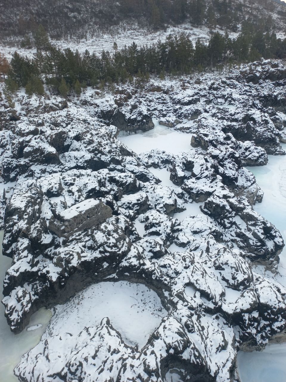 Черные лавовые скалы - "ванночки" у Ороктойского моста