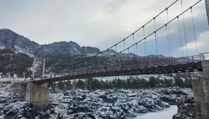 Как в Республике Алтай выглядит Ороктойский мост зимой: сказочные виды