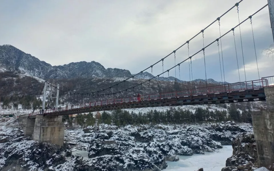 Как в Республике Алтай выглядит Ороктойский мост зимой: сказочные виды