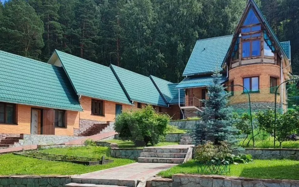 Коттедж с бассейном и бильярдной продают в Горном Алтае за 100 млн рублей. Фото