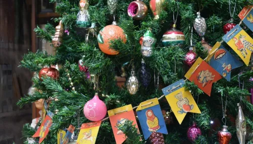 Елочные игрушки, открытки и подарки 19-20 веков можно увидеть в Барнауле