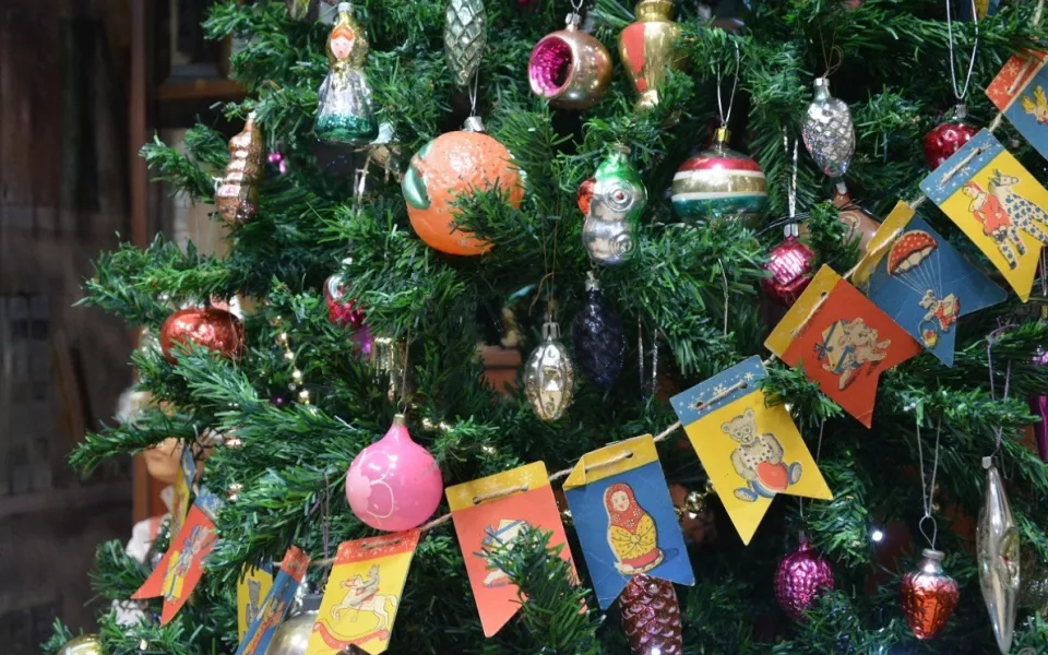 Елочные игрушки, открытки и подарки 19-20 веков можно увидеть в Барнауле