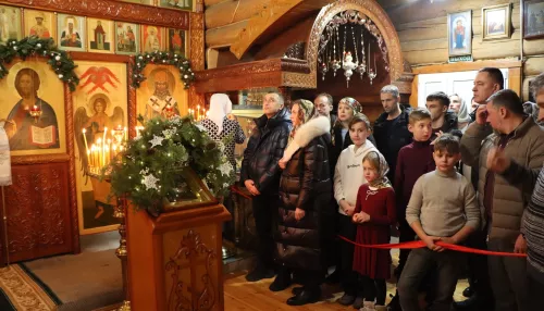 Праздничную ночную службу в Рождество Христово провели в Горно-Алтайске. Фото