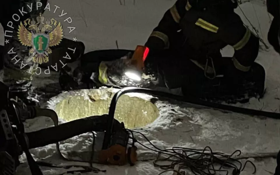 Тела двоих детей нашли в канализационном колодце рядом со снежной горкой