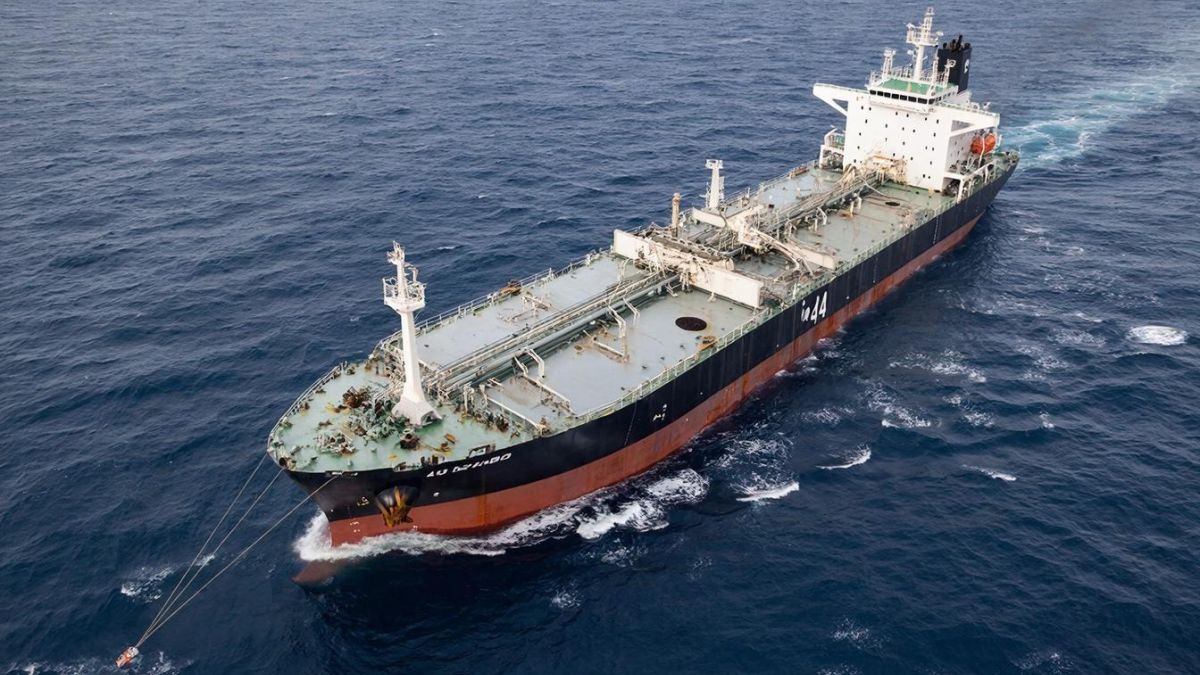 Нефтяной танкер в море