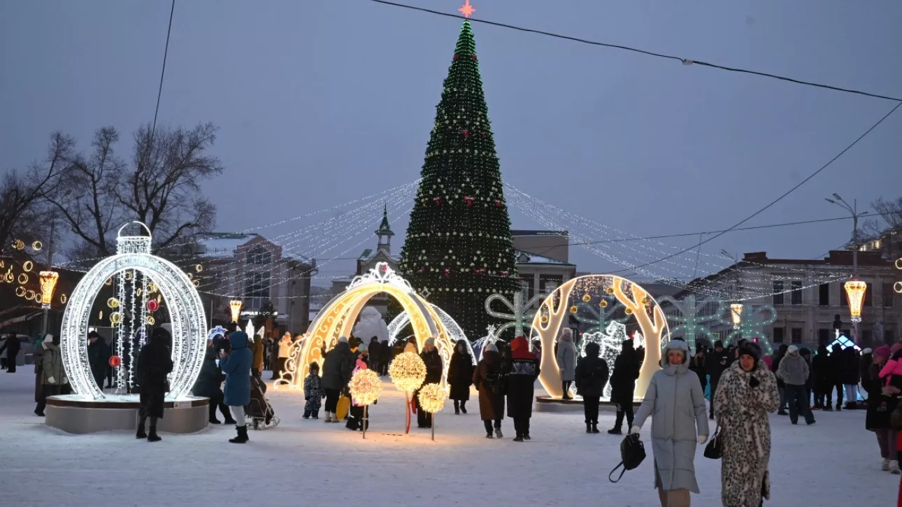 Глава Барнаула прогулялся по праздничному городу. Фото