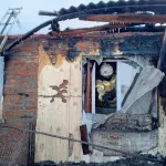 Крупный пожар охватил двухквартирный дом в Алтайском крае