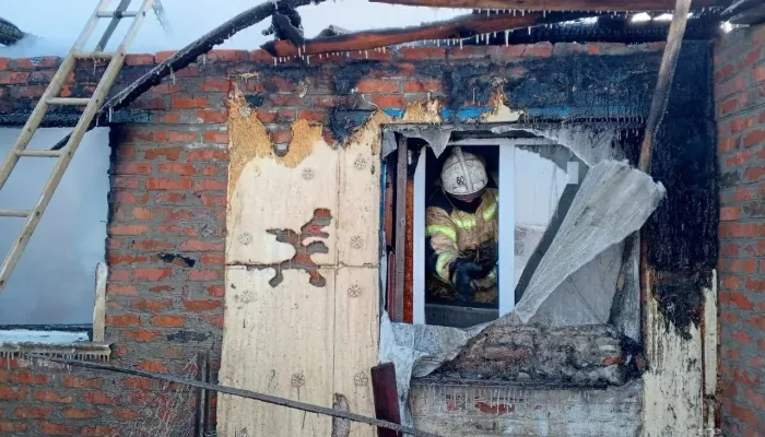 Крупный пожар охватил двухквартирный дом в Алтайском крае