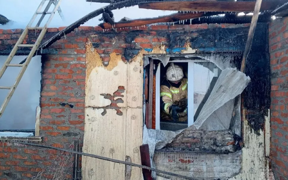 Крупный пожар охватил двухквартирный дом в Алтайском крае