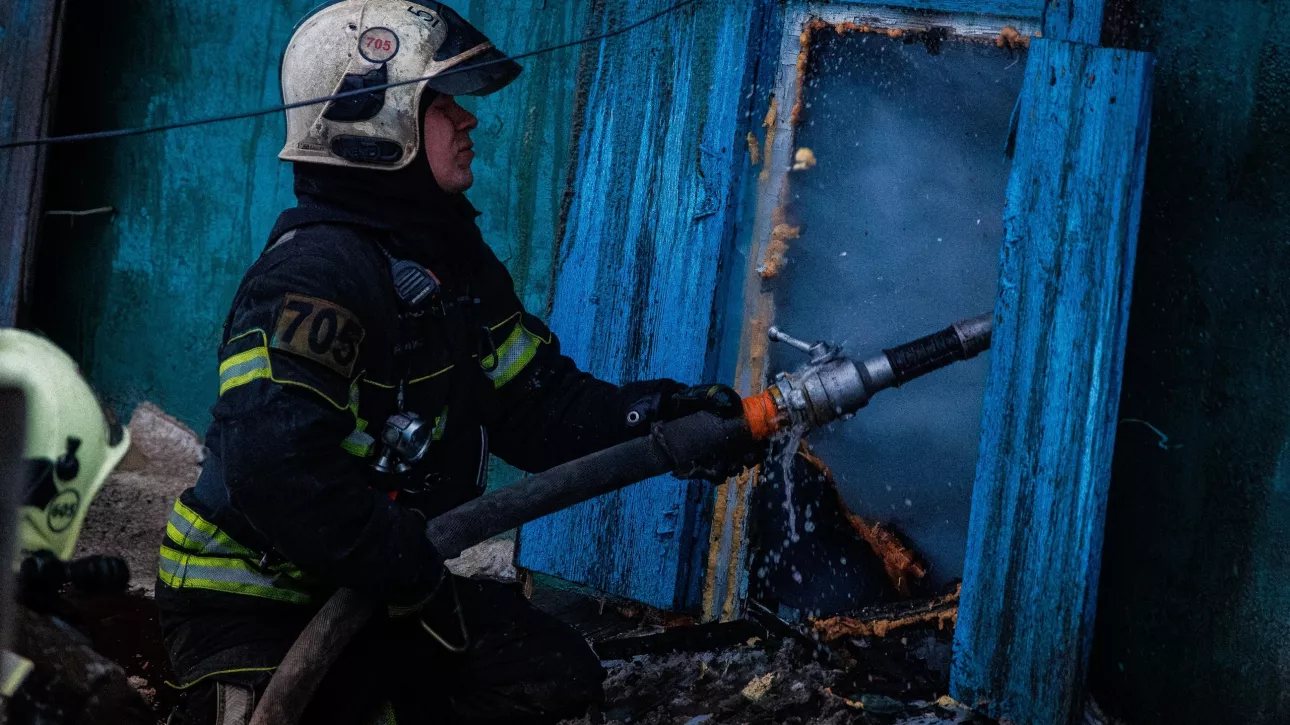 Пожарный фоторепортер показал кадры тушения дома в барнаульской Новомихайловке