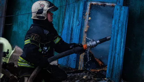 Пожарный фоторепортер показал кадры тушения дома в барнаульской Новомихайловке
