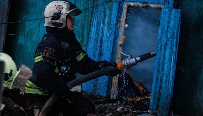 Пожарный фоторепортер показал кадры тушения дома в барнаульской Новомихайловке