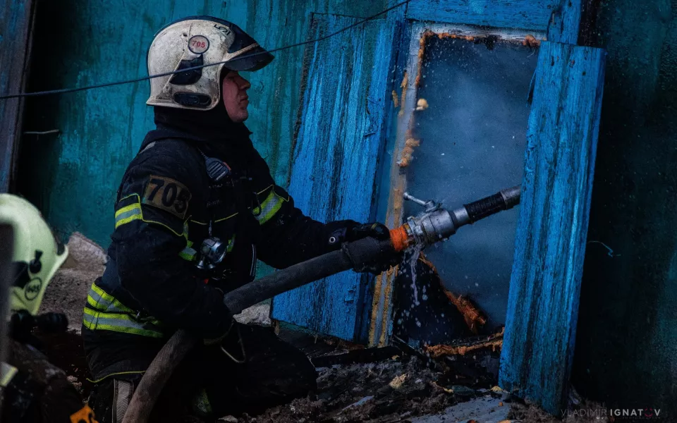 Пожарный фоторепортер показал кадры тушения дома в барнаульской Новомихайловке
