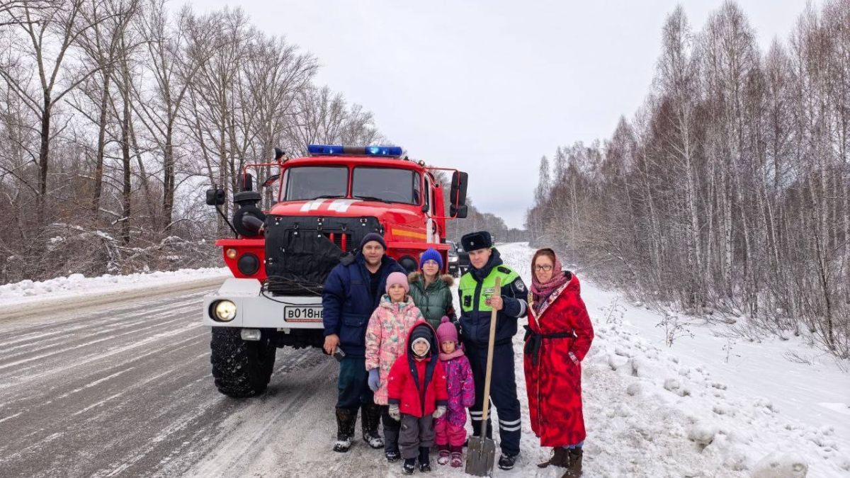 Сотрудники ГАИ и спасенная женщина