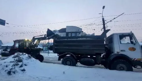 Уборка снега в Барнауле осложнилась уходом сотрудников на больничный и поломками