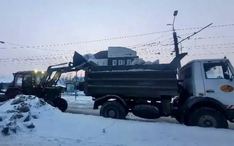 Уборка снега в Барнауле осложнилась уходом сотрудников на больничный и поломками