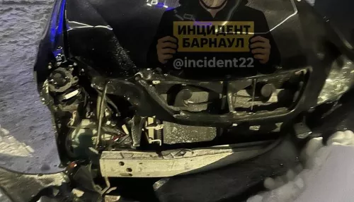 Lexus протаранил сразу несколько припаркованных авто в Барнауле. Видео