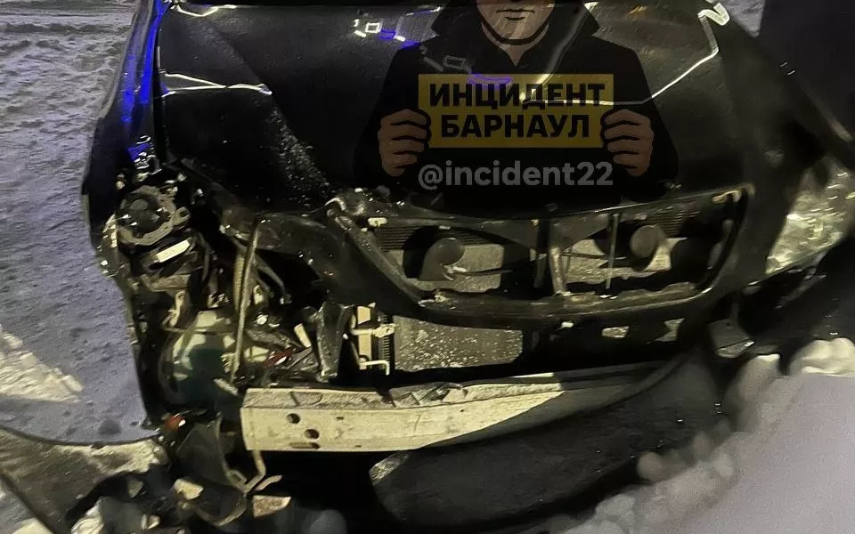 Lexus протаранил сразу несколько припаркованных авто в Барнауле. Видео