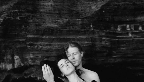 Никита Ефремов устроил откровенную фотосессию с возлюбленной младше его на 11 лет