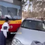 Трамвай протаранил Ниву на улице Аванесова в Барнауле. Видео