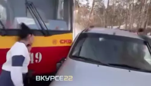 Трамвай протаранил Ниву на улице Аванесова в Барнауле. Видео