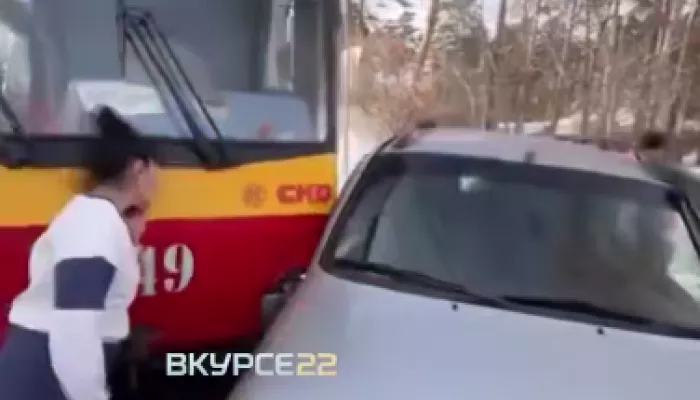 Трамвай протаранил Ниву на улице Аванесова в Барнауле. Видео