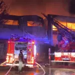 Огонь охватил крупный ТЦ в Ялте. Фото и видео пожара