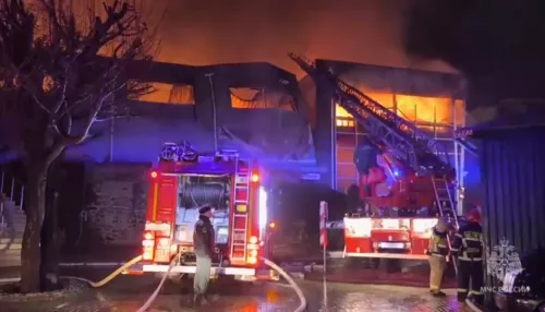 Огонь охватил крупный ТЦ в Ялте. Фото и видео пожара