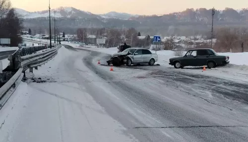 Машина сбила автоледи на месте устроенного ею ДТП в Горном Алтае. Фото