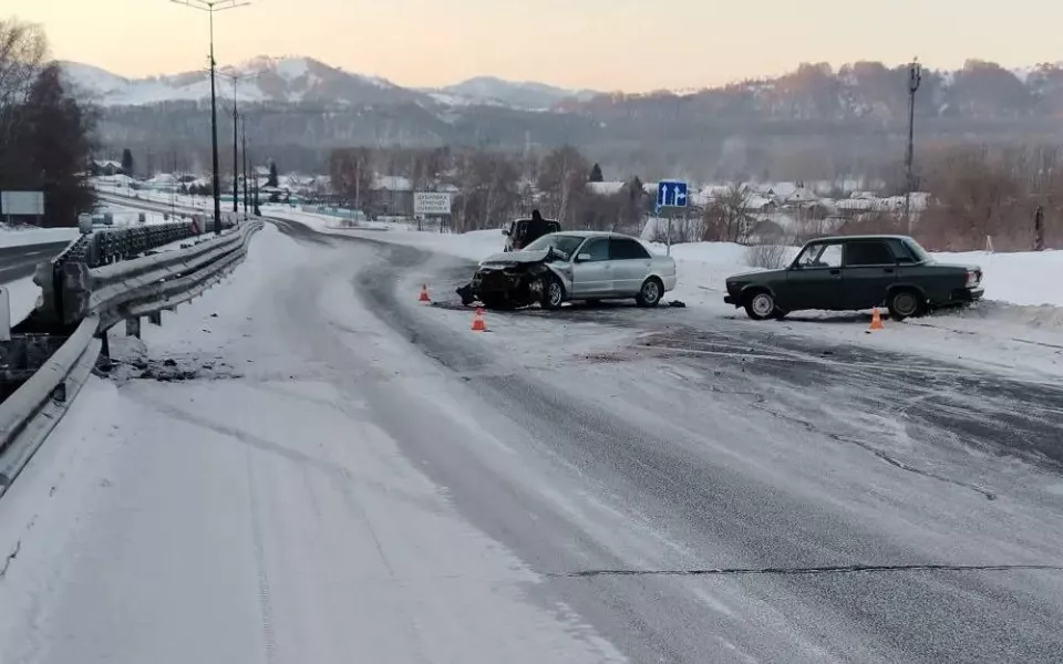 Машина сбила автоледи на месте устроенного ею ДТП в Горном Алтае. Фото