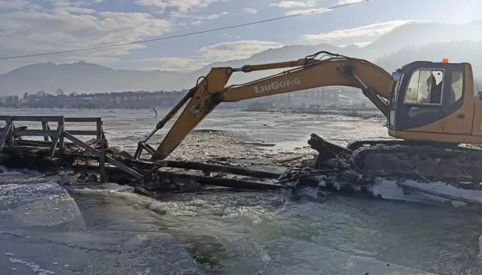 В Онгудае Республики Алтай демонтировали часть моста из-за затора на реке