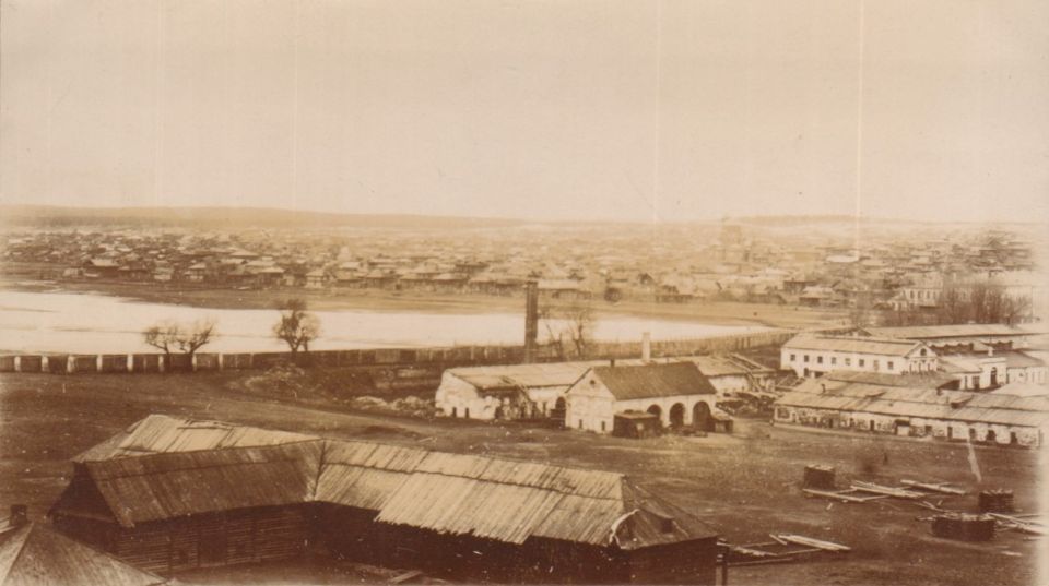 Вид части бывшего сереброплавильного завода и заводского пруда, 1907 г.