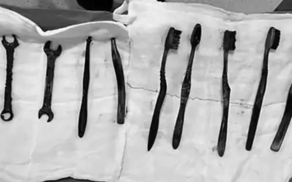 Из желудка мужчины извлекли семь зубных щеток и два гаечных ключа