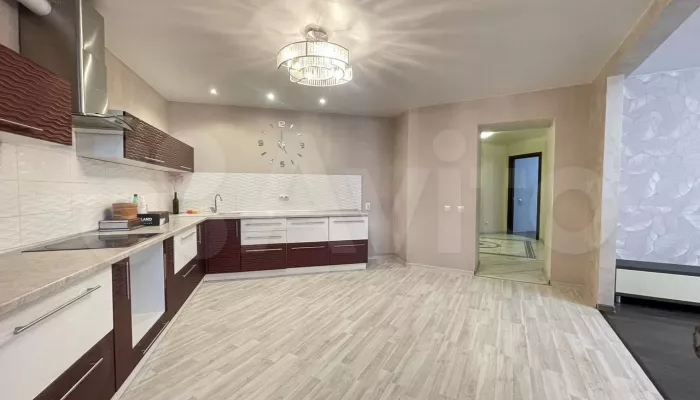 Четырехкомнатную квартиру с джакузи и панорамными окнами продают в Барнауле. Фото