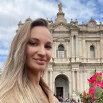 Знакомые погибшей в клинике блогерши Юлии Бурцевой обсуждают странности в ее смерти