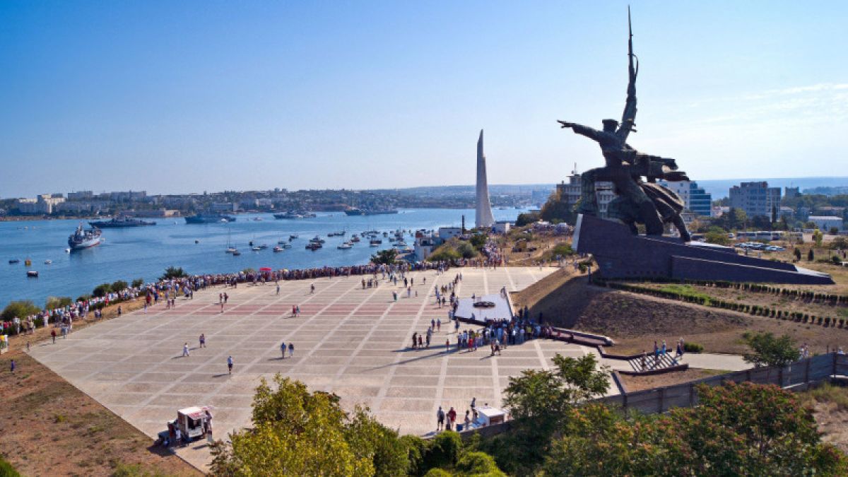 Порошенко рассказал об украинском трезубце в Севастополе