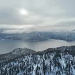 Красота серых оттенков: как выглядело Телецкое озеро в первой декаде января. Фото