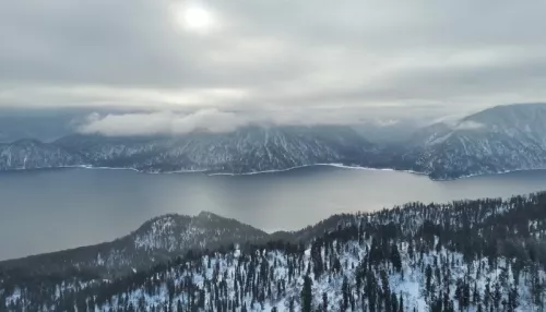 Красота серых оттенков: как выглядело Телецкое озеро в первой декаде января. Фото