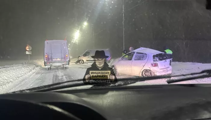 Серьезное ДТП стало причиной большой пробки на выезде из Барнаула