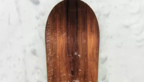 Барнаулец прокатился на сноуборде по заснеженным улицам города