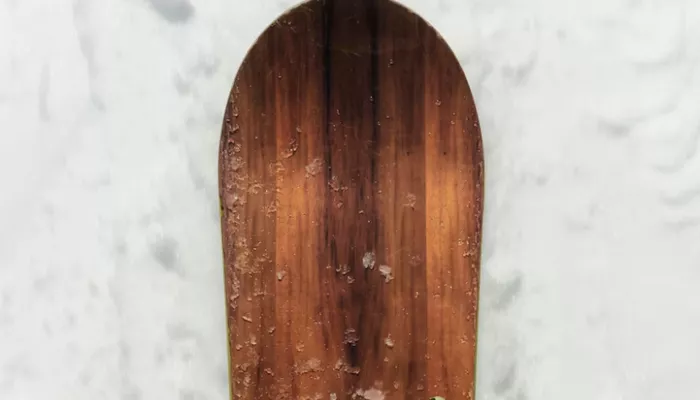 Барнаулец прокатился на сноуборде по заснеженным улицам города