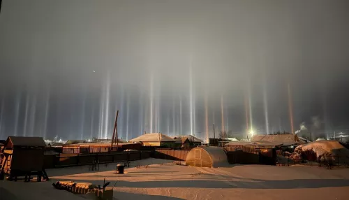 Пугающие световые столбы заметили в небе над Сибирью. Что это было