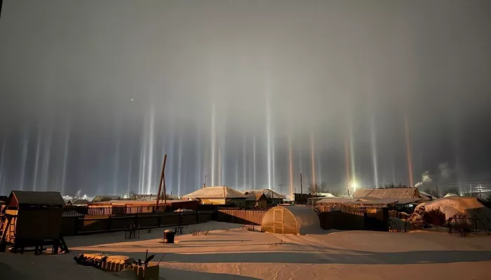Пугающие световые столбы заметили в небе над Сибирью. Что это было