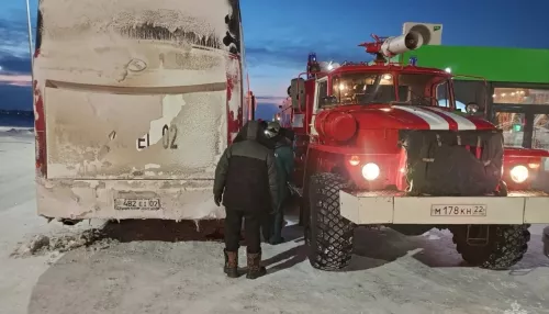 50 человек застряли на алтайской трассе в мороз из-за сломанного автобуса