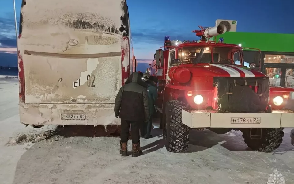 50 человек застряли на алтайской трассе в мороз из-за сломанного автобуса