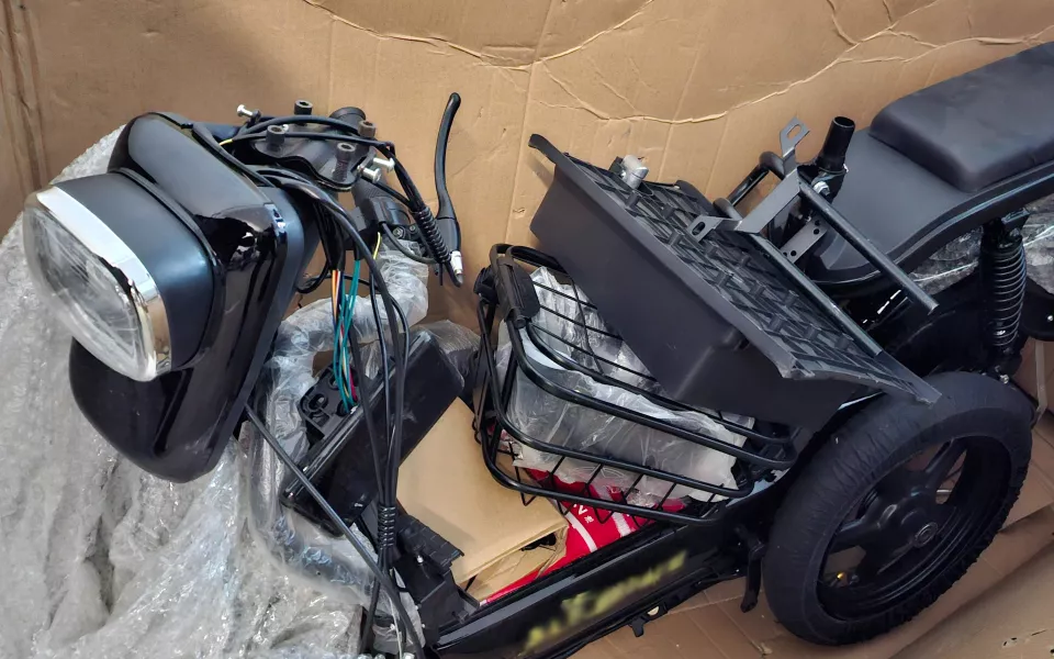 Алтайские таможенники передали почти 100 незаконных электроскутеров участникам СВО